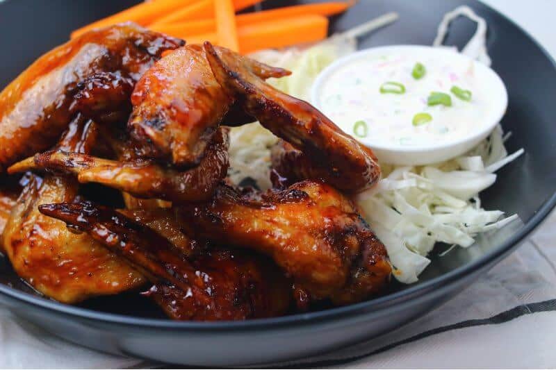 Chicken wings with sauce