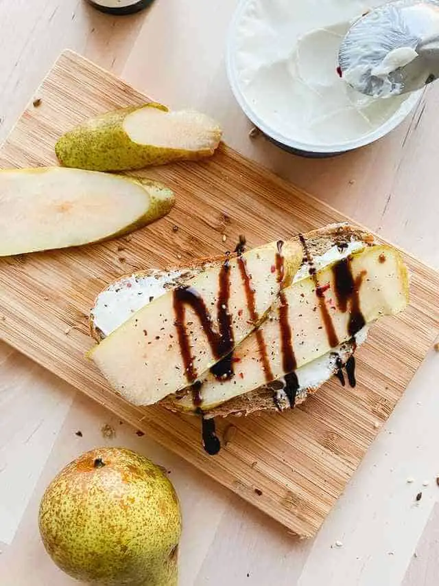 cream cheese with pears and bread