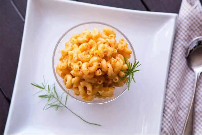 mac and cheese in glass bowl